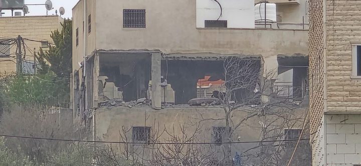 الاحتلال يفجر منزل عائلة الأسير عزمي أبو هليل في دورا