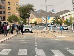 عدة رشقات صاروخية متتالية من إيران وإصابات في إيلات