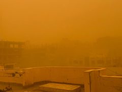 عاصفة رملية تضرب قطاع غزة وتُفاقم مأساة النازحين