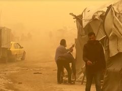 عاصفة ترابية تضرب مخيمات النازحين في غزة وتدمر الخيام