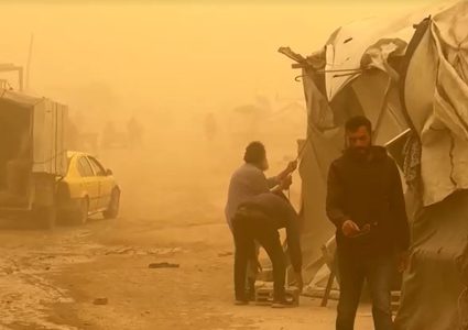 عاصفة ترابية تضرب مخيمات النازحين في غزة وتدمر الخيام