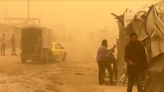 عاصفة ترابية تضرب مخيمات النازحين في غزة وتدمر الخيام