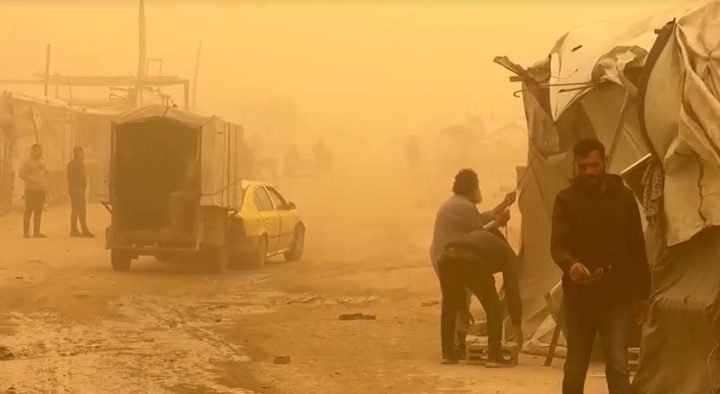 عاصفة ترابية تضرب مخيمات النازحين في غزة وتدمر الخيام