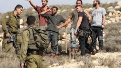 مستعمرون يهاجمون اراضي المواطنين في بيت لحم