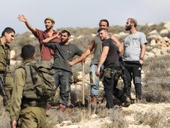 مستعمرون يهاجمون اراضي المواطنين في بيت لحم