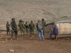 الاحتلال يعتقل ثلاثة مواطنين من خربة سمرة بالأغوار الشمالية