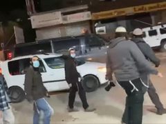 مستوطنون يهاجمون مركبات المواطنين في حوارة جنوب نابلس