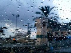 حالة الطقس: انخفاض ملموس على درجات الحرارة وسقوط زخات من الأمطار