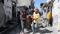 ثمانية شهداء في استهداف طائرات الاحتلال مركبة على شارع صلاح الدين وسط القطاع