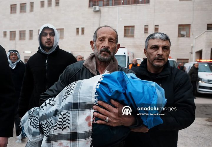 #صور طوباس - وداع وتشييع جثامين شهداء عائلة بني عودة، الذين اغتالتهم قوات خاصة إسرائيلية فجر اليوم في بلدة طمون جنوب طوباس
تصوير: عصام الريماوي 
People attend the funeral ceremony of Palestinian mother, father, and two children who lost their life as a result of Israeli forces' opening fire at the village of Tamun, near the city of Tubas, West Bank on March 15, 2026.by:Issam Rimawi