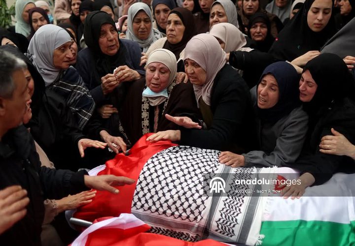 #صور طوباس - وداع وتشييع جثامين شهداء عائلة بني عودة، الذين اغتالتهم قوات خاصة إسرائيلية فجر اليوم في بلدة طمون جنوب طوباس
تصوير: عصام الريماوي 
People attend the funeral ceremony of Palestinian mother, father, and two children who lost their life as a result of Israeli forces' opening fire at the village of Tamun, near the city of Tubas, West Bank on March 15, 2026.by:Issam Rimawi