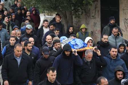 بحزن عميق ..طمون تشيّع شهداء مجزرة الاحتلال