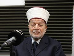 المفتي يدعو إلى مراقبة هلال شهر شوال بعد غروب شمس الأربعاء