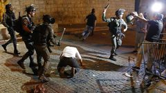 الاحتلال يعتدي على المصلين ويعتقل عددا من الشبان عند باب الساهرة