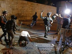 الاحتلال يعتدي على المصلين ويعتقل عددا من الشبان عند باب الساهرة