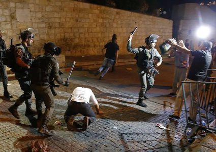 الاحتلال يعتدي على المصلين ويعتقل عددا من الشبان عند باب الساهرة