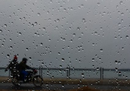 الطقس: أمطار خفيفة متفرقة على بعض المناطق حتى ساعات الظهيرة