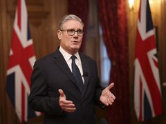 لن ننجر إلى الحرب الأوسع: "ستارمر" يرفض دعوة ترامب لسفن بريطانية في مضيق هرمز