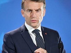 ماكرون يدعو إيران لوقف الهجمات في المنطقة واستعادة حرية الملاحة في مضيق هرمز