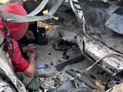 بالصور| استشهاد 9 من عناصر الشرطة إثر قصف إسرائيلي استهدف مركبة وسط غزة