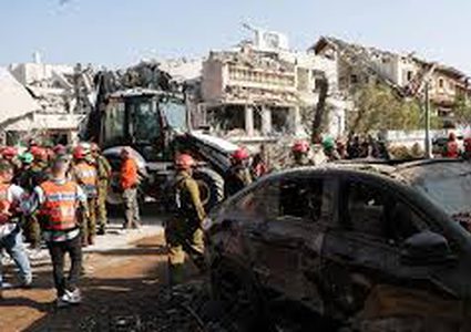 إسرائيل: إنقاذ 3 من مبنى محترق بنهاريا وإصابة شخص بهجوم صاروخي