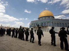 الاحتلال يبعد حارسا في المسجد الأقصى لمدة أسبوع