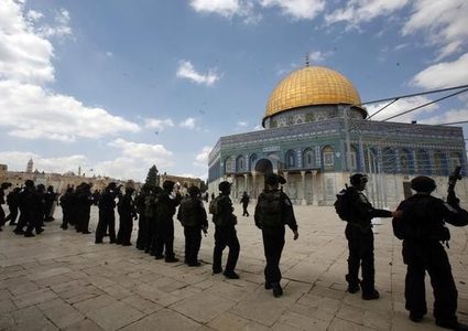 الاحتلال يبعد حارسا في المسجد الأقصى لمدة أسبوع
