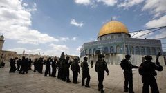 الاحتلال يبعد حارسا في المسجد الأقصى لمدة أسبوع