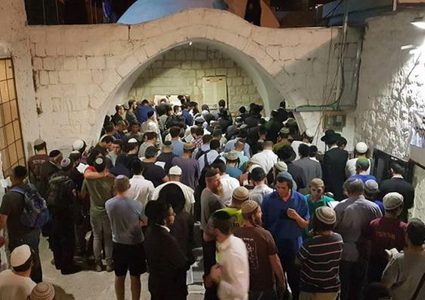 مستوطنون يقتحمون مقام يوسف شرق نابلس
