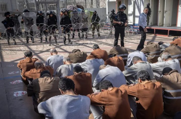 الاحتلال يُصدر ويجدد أوامر الاعتقال الإداري بحق 52 معتقلا