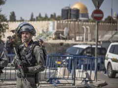 الاحتلال يُبعد محرراً مقدسياً عن الأقصى ويفرج عن زوجين بكفالة في القدس