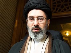 السفير الإيراني ينفي وصول مجتبى خامنئي إلى روسيا للعلاج