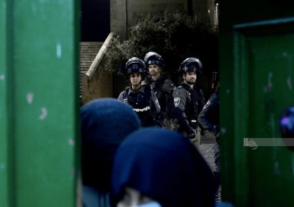 قوات الاحتلال تمنع المصلين من التراويح قرب الأقصى وتطلق الغاز لتفريقهم