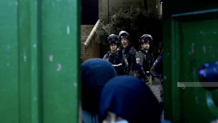 قوات الاحتلال تمنع المصلين من التراويح قرب الأقصى وتطلق الغاز لتفريقهم
