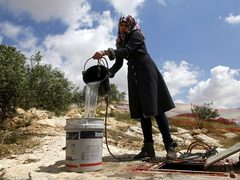 سلطة المياه: النساء يتحملن العبء الأكبر لأزمة المياه في فلسطين