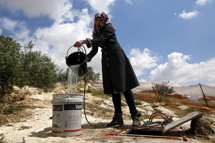 سلطة المياه: النساء يتحملن العبء الأكبر لأزمة المياه في فلسطين