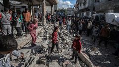 مسيرات تشييع الشهداء مستمرة.. قصف مدفعي بالبريج وغزة ونسف منازل برفح