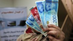 سلطة النقد توعز للبنوك بعدم خصم أقساط القروض من رواتب موظفي القطاع العام