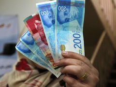 سلطة النقد توعز للبنوك بعدم خصم أقساط القروض من رواتب موظفي القطاع العام