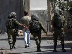 الاحتلال يعتقل مواطنا ونجله الطفل ويستولي على مركبات في بيت أمر شمال الخليل