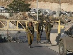 الاحتلال ينصب حاجزا عسكريا في المغير شمال شرق رام الله