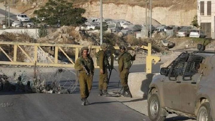 الاحتلال ينصب حاجزا عسكريا في المغير شمال شرق رام الله
