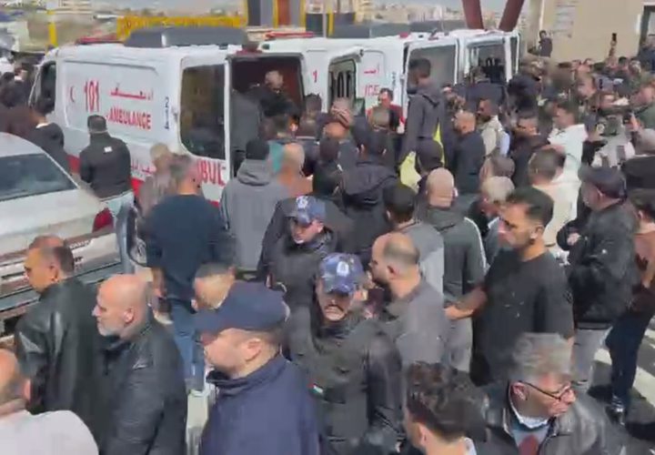 بدء مراسم الجنازة العسكرية لضحايا عائلة المسالمة في بلدة #بيت_عوا غرب الخليل؛ إثر سقوط شظـ،ـــــايا على مكان تواجدهن