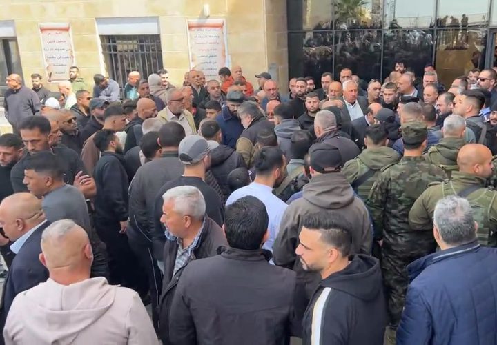 بدء مراسم الجنازة العسكرية لضحايا عائلة المسالمة في بلدة #بيت_عوا غرب الخليل؛ إثر سقوط شظـ،ـــــايا على مكان تواجدهن