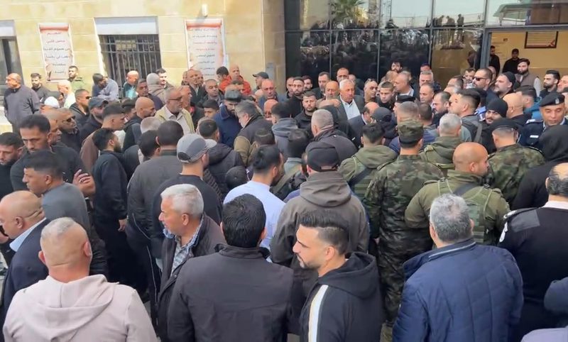 بدء مراسم الجنازة العسكرية لضحايا عائلة المسالمة في بلدة #بيت_عوا غرب الخليل؛ إثر سقوط شظـ،ـــــايا على مكان تواجدهن