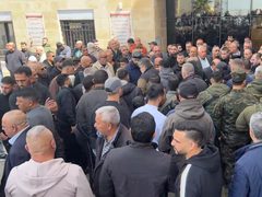 بدء مراسم الجنازة العسكرية لضحايا عائلة المسالمة في بلدة #بيت_عوا غرب الخليل؛ إثر سقوط شظـ،ـــــايا على مكان تواجدهن