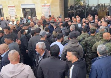 بدء مراسم الجنازة العسكرية لضحايا عائلة المسالمة في بلدة #بيت_عوا غرب الخليل؛ إثر سقوط شظـ،ـــــايا على مكان تواجدهن