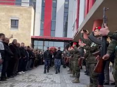 بدء مراسم الجنازة العسكرية لضحايا عائلة المسالمة في بلدة #بيت_عوا غرب الخليل؛ إثر سقوط شظـ،ـــــايا على مكان تواجدهن