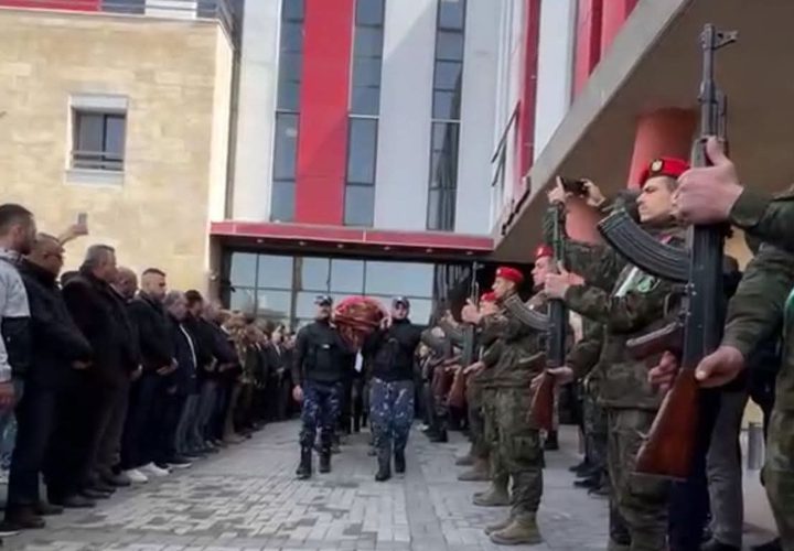 بدء مراسم الجنازة العسكرية لضحايا عائلة المسالمة في بلدة #بيت_عوا غرب الخليل؛ إثر سقوط شظـ،ـــــايا على مكان تواجدهن