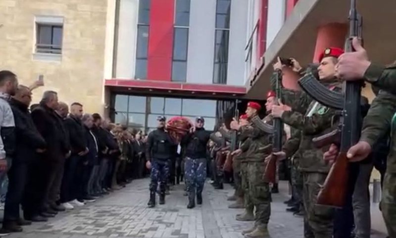 بدء مراسم الجنازة العسكرية لضحايا عائلة المسالمة في بلدة #بيت_عوا غرب الخليل؛ إثر سقوط شظـ،ـــــايا على مكان تواجدهن